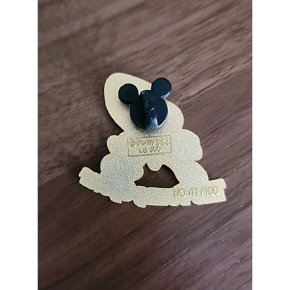 M&P Japan 100 Relief Series The Young Oyster Alice Goldtone LE 500 Disney Pin - Picture 2 of 3